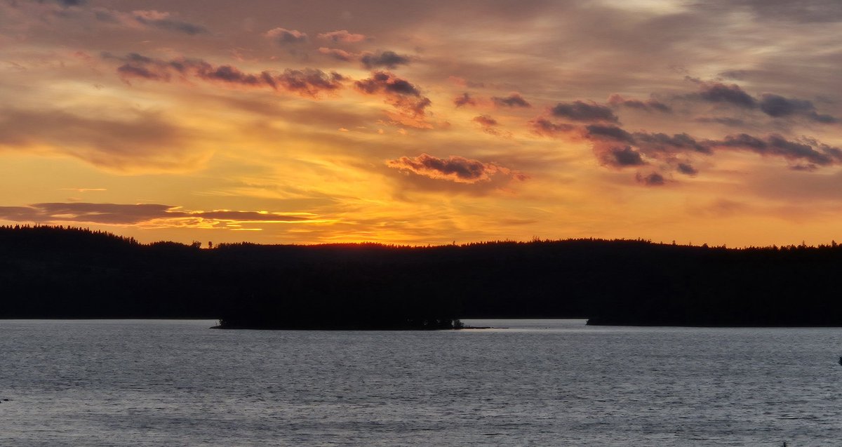 Pilvet vaihtoivat väriä. #Päijänne #Korpilahti