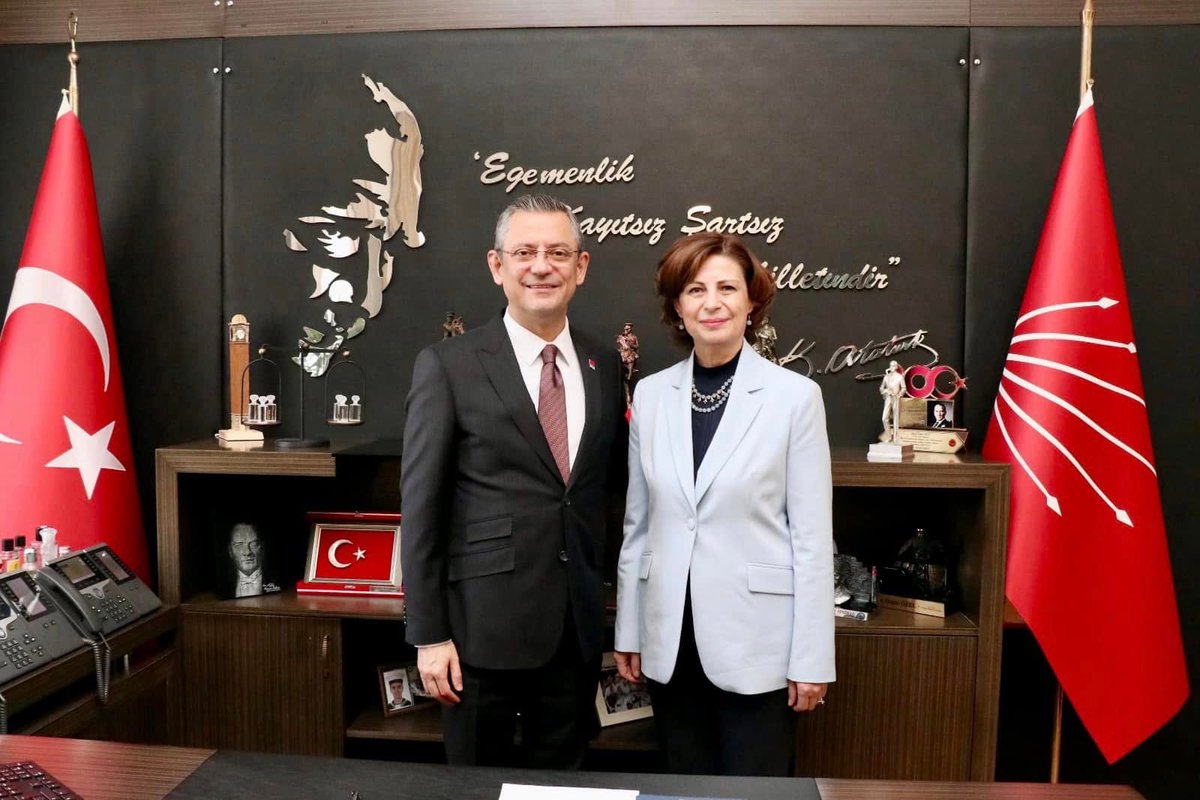 ayseunluce's tweet photo. Cumhuriyet Halk Partisi; kökleri Kuvayi Milliye, gücü halkın vicdanıdır.

Cumhuriyetimizin ikinci yüz yılında her türlü baskıya rağmen asırlık çınarımız, milletimizden aldığı güçle dimdik ayaktadır.

Çünkü Cumhuriyet Halk Partisi mahkeme salonlarında değil savaş meydanlarında kurulmuştur. Özünde örgütün iradesi ve sarsılmaz gelenekleri vardır. Demokrasiden milim sapmadan geçen 102 yıl, köklü çınarın halkımıza verdiği en büyük umuttur.

Her ne yapılırsa yapılsın halkın umudu ve iradesine engel olunamaz. 
Kurultaydan yükselen halkın sesi ülkemizin dört bir yanında yankılanırken, yapılan tartışmalar iktidar yolculuğumuza asla engel olamayacak.

Vakit, “İki büyük eserim var, biri Türkiye Cumhuriyeti, diğeri Cumhuriyet Halk Partisi’dir.” diyen Büyük Önderimiz Mustafa Kemal Atatürk’ün emanetini üstlenen Genel Başkanımız Özgür Özel’in yanında olma vaktidir.

Bu yol halkın yoludur. Bu yol hakkın, hukukun ve adaletin yoludur.

Bu yol Cumhuriyet Halk Partisi'nin milletimize söz verdiği aydınlık günlerin yoludur.

@eczozgurozel 
@herkesicinCHP