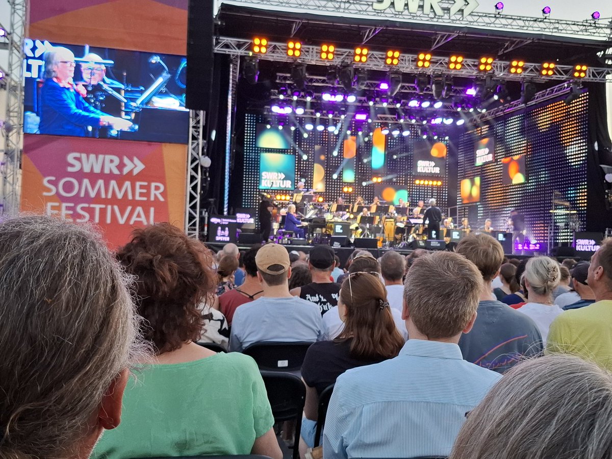 Schmuiii's tweet photo. Gestern noch bei Helge gewesen. Gab ja quasi 2 Korsetts: Zum einen weils ne Liveaufzeichnung fürs Fernsehen war, zweitens mit Big Band. Haben aber super gespielt, war auch gut abgemischt. #SWR https://t.co/uUmmdViF3y https://t.co/DgkNmHSnQe https://t.co/iNuN0zrxXr