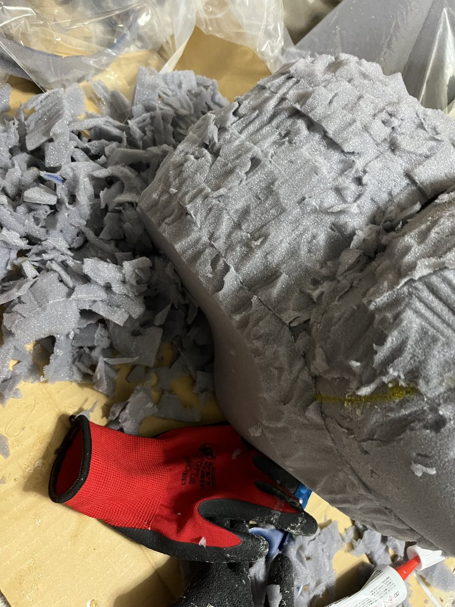 着ぐるみ制作日記その1
ずっと日記付けたかったけど夜遅くまで作業ということが多かったので……とりあえずはマズルとか色々削って形を整えてくフェーズに、初めての制作でよくわからす手さぐりだけど、楽しいなぁと完成できるのかなぁという不安の二極化。がんばるど