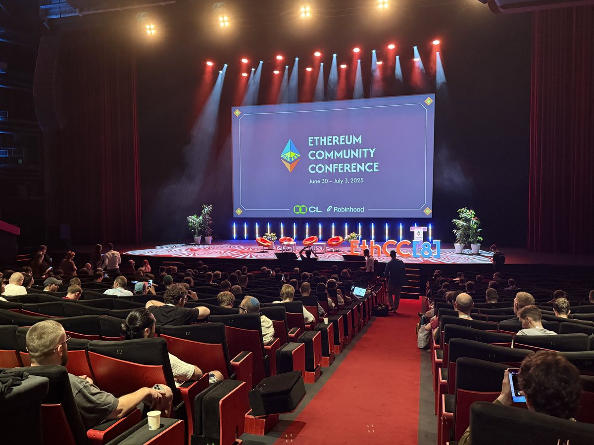 gm Cannes 🌞<a href="/Dune/">Dune</a> got hats and fans fam 🧢🪭