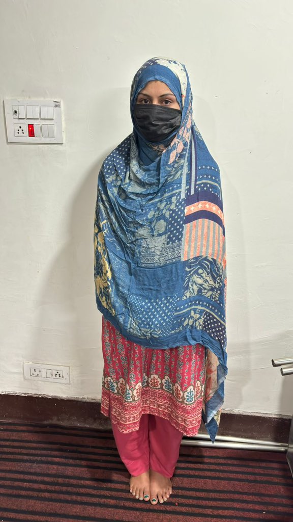 Kupwara Police arrested a woman smuggler in Karnah during a surprise naka at Hyderpad Gomal. Heroin-like substance was recovered. FIR No. 33/2025 under NDPS Act registered. Investigation to trace the network is underway. #kupwarapolice #sspkupwara