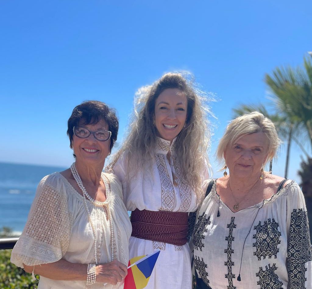 LuciaSava1's tweet photo. 🇷🇴 Proud to join the RO 🇷🇴 community in SoCal for #IaDay by the Coast @ Laguna Beach.
The #ie – our timeless 🇷🇴 blouse – shone bright on the Pacific shore ✨
Thx @DanielaIstrate for keeping 🇷🇴 culture alive!
#LaBlouseRoumaine #CGLosAngeles #DiasporaRO https://t.co/RnTgpBGTLU