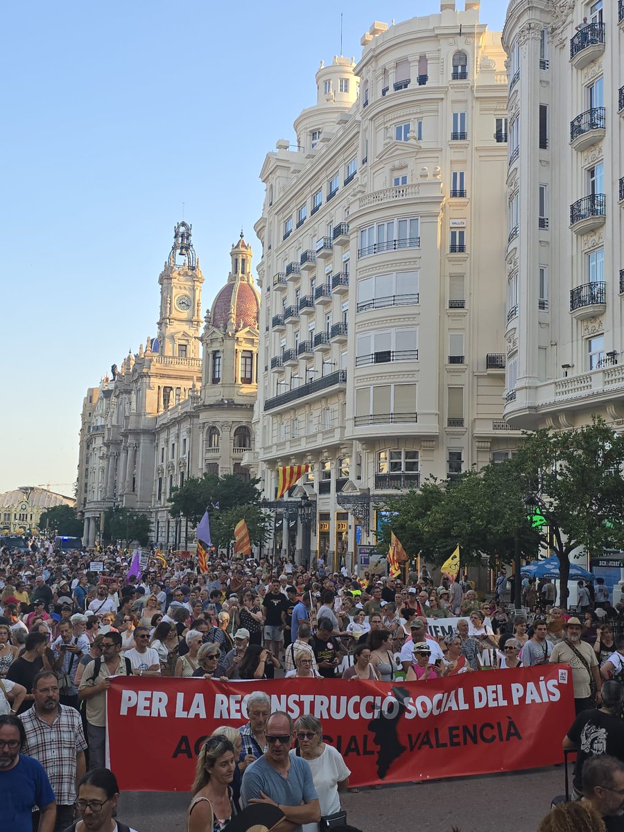 Ahir vam tornar a omplir valència de dignitat i humanitat per les famílies afectades per la dana. 

8 mesos on hem passat, fred, pluja i molta calor. 

Seguirem eixint les vegades que calguen, fins que hi hatja justicia. 
No esteu a soles.

Mazón dimissió