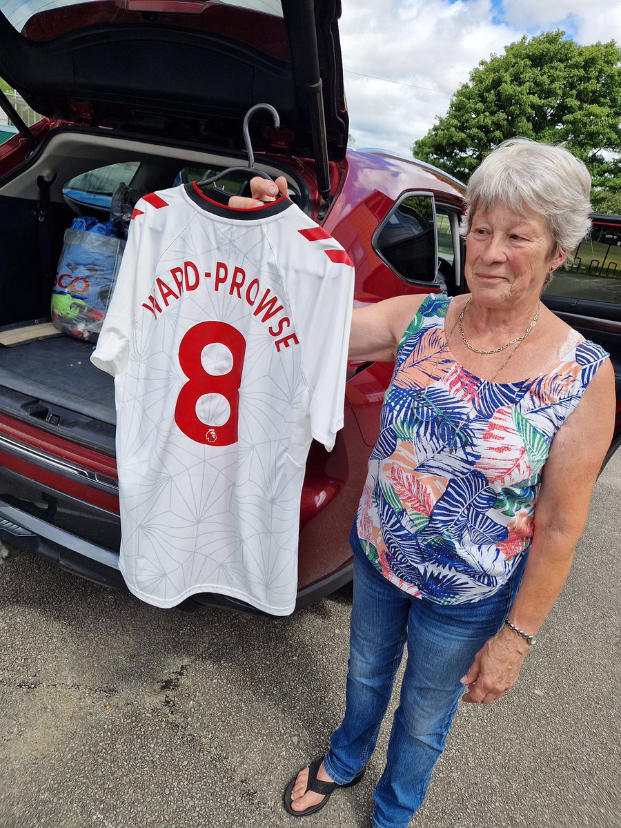 KitAid's tweet image. A big KitAid Thank You to @HistonFC for a great donation of kit including a signed #southamptonfc shirt.