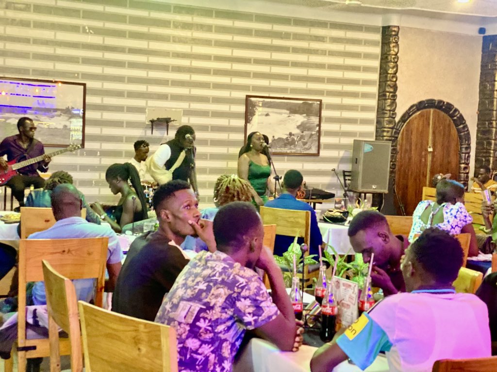 SandraKOfficial's tweet image. This month’s last Saturday of #LiveMusicXperience with #SandraK @TheMacosGrills was massive and memorable🌻🌻🌻🌻Thank you so much my lovely people for showing up🙏🏾🙏🏾🙏🏾. Let’s do this again next month on 26th July🥳🥳🥳🥳.