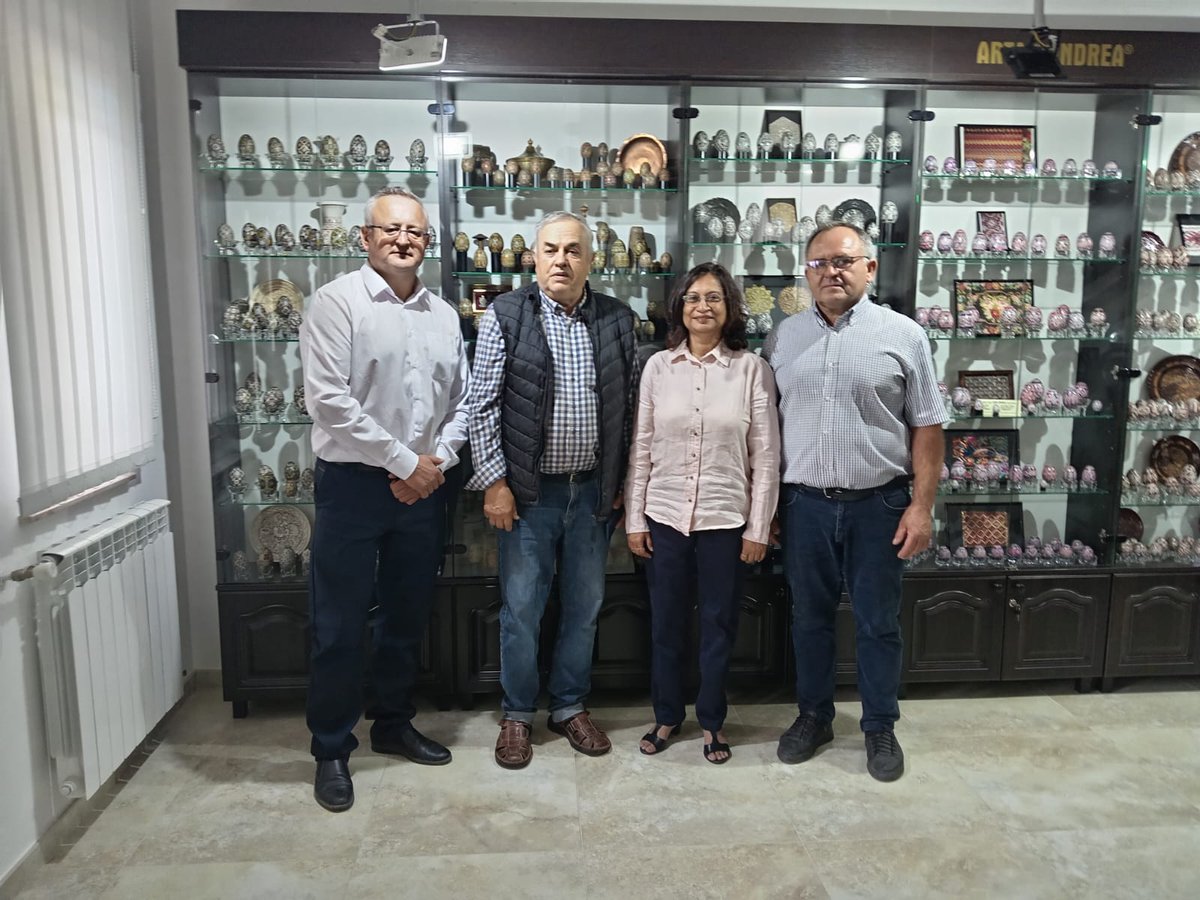 India in Romania (@eoiromania) on Twitter photo Amb. <a href="/manikajainifs/">Manika Jain मणिका जैन</a> met Mr. Vasile Cărare, Mayor of Milișăuți, who shared insights on the town’s swift response during the 🇷🇺–🇺🇦 crisis. Amb. visited shelters that housed 🇮🇳 students & expressed gratitude for the solidarity of the people of Milișăuți during the evacuation. Amb. <a href="/manikajainifs/">Manika Jain मणिका जैन</a> met Mr. Vasile Cărare, Mayor of Milișăuți, who shared insights on the town’s swift response during the 🇷🇺–🇺🇦 crisis. Amb. visited shelters that housed 🇮🇳 students & expressed gratitude for the solidarity of the people of Milișăuți during the evacuation.