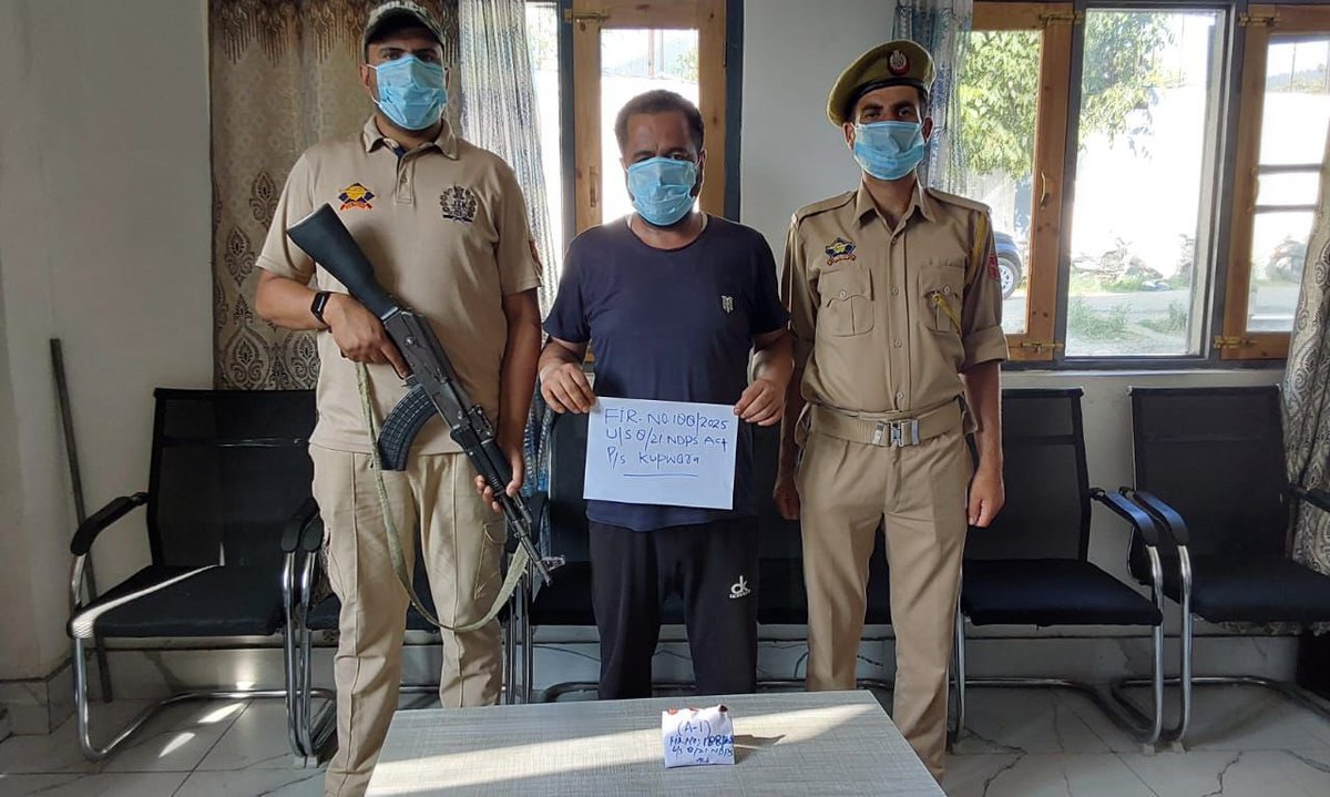 Kupwara Police arrested a drug peddler at Dragmulla during naka checking. Brown sugar-like substance recovered from Gh. Nabi Malla. FIR No. 188/2025 under NDPS Act registered. Investigation underway. Public cooperation is key in the fight against drugs .#kupwarapolice
