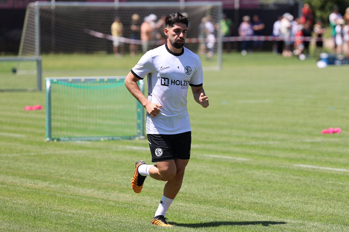 #Sky Info: Semih #Sahin steht vor einem Wechsel zum FC #Kaiserslautern. Er absolviert heute seinen Medizincheck auf dem #Betze. Mündliche Einigung zwischen dem Mittelfeldspieler und <a href="/Rote_Teufel/">1. FC Kaiserslautern</a>. Lautern zahlt rund 1,5 Millionen Euro Ablöse an die SV #Elversberg.
<a href="/SkySportDE/">Sky Sport</a>