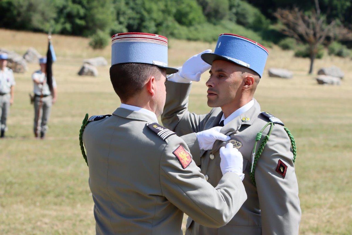1RCA_canjuers's tweet image. #AlHonneur 🇨🇵
Au cours de la cérémonie, le chef de corps du #1RCA a procédé à la remise de la médaille d'or de la Défense Nationale au sergent-chef Nordine. 

 #TradisMili #FiersdeNosSoldats