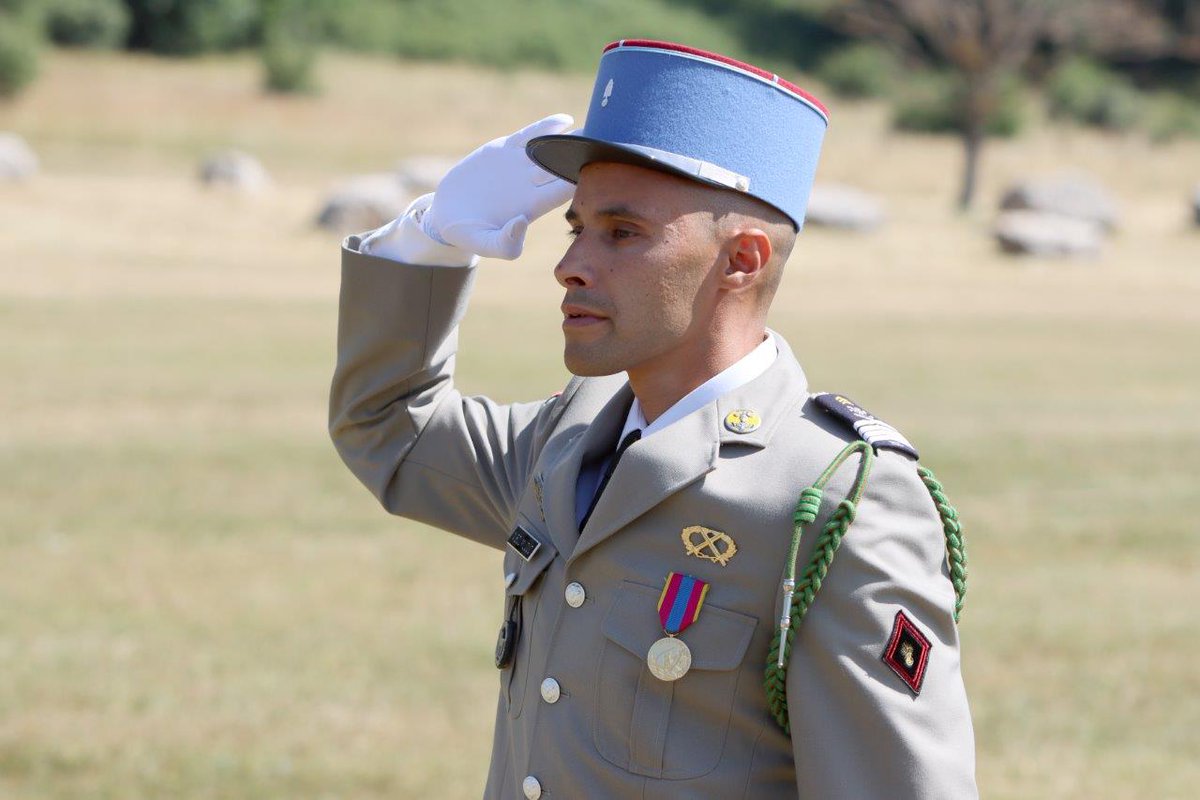 1RCA_canjuers's tweet image. #AlHonneur 🇨🇵
Au cours de la cérémonie, le chef de corps du #1RCA a procédé à la remise de la médaille d'or de la Défense Nationale au sergent-chef Nordine. 

 #TradisMili #FiersdeNosSoldats