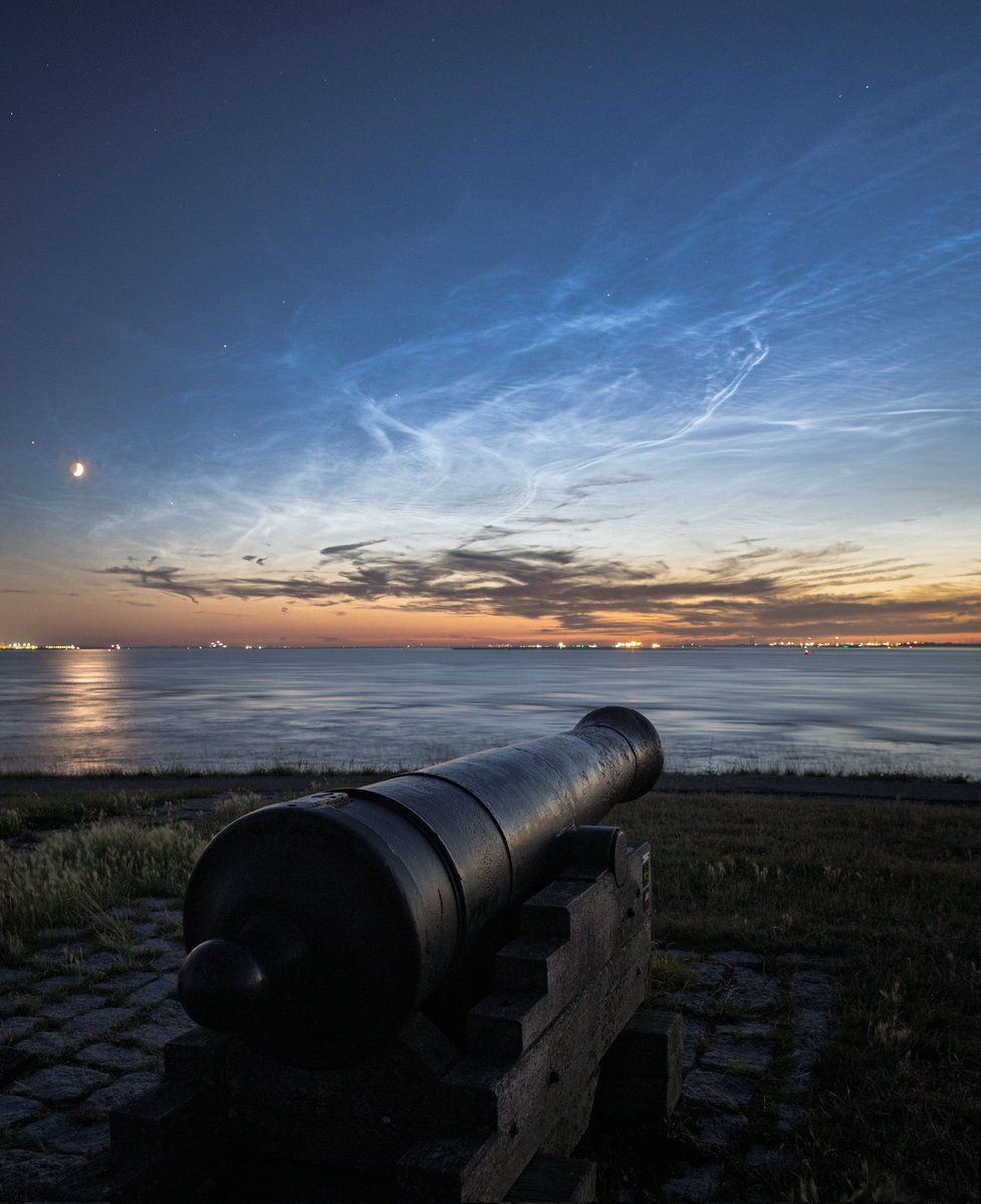 Lichtende nachtwolken boven de Westerschelde rond middernacht bij Terneuzen. Een vrij hoog display. Blijft een prachtig natuurverschijnsel #fotografie #zomer