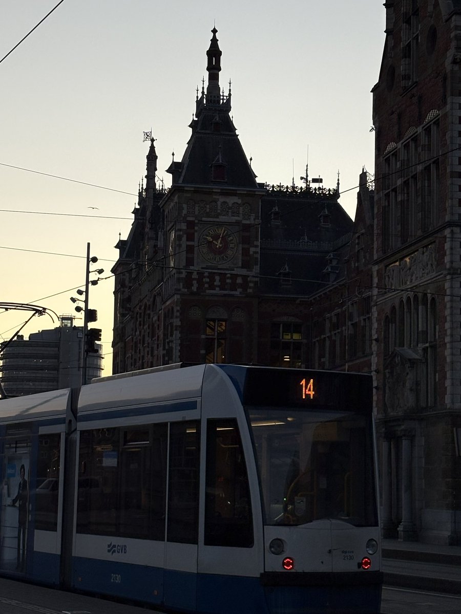 abi371818's tweet photo. “Lights dim, trams pass, and time quietly continues.” https://t.co/oS04HXeT5Z