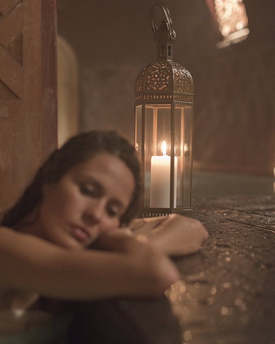 La luz tenue del Hammam no solo ilumina el espacio, también guía nuestra atención hacia el interior, hacia ese lugar donde habita la calma.
Cada rincón guarda ecos de una historia rica en cultura y tradición. Al sumergirnos en sus aguas, nos convertimos en parte de esa narrativa