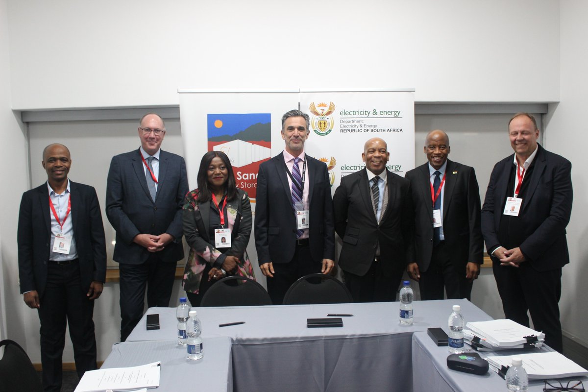 ukinsouthafrica's tweet image. Red Sands BESS, Africa’s largest standalone battery energy storage system got the green light! ⚡️
@Globeleq and African Rainbow Energy will deliver this 🇬🇧🇿🇦project to ease grid congestion, boost reliability & support renewables - a #JETP win for climate resilience.
#UKwithSA