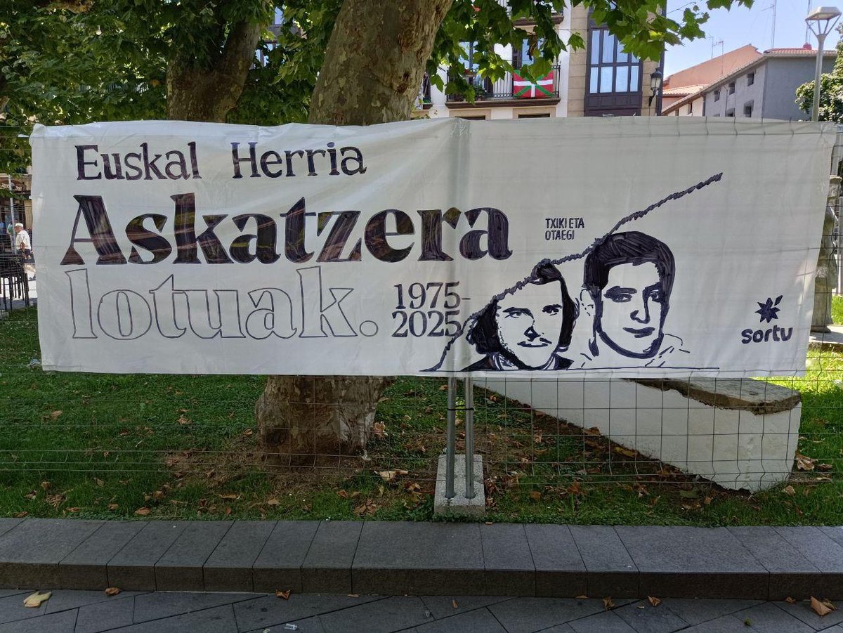 SortuIrun's tweet photo. San Martzial jaietan ere, Euskal Herria #AskatzeraLotuak ✊ https://t.co/M1EM1jT3L6