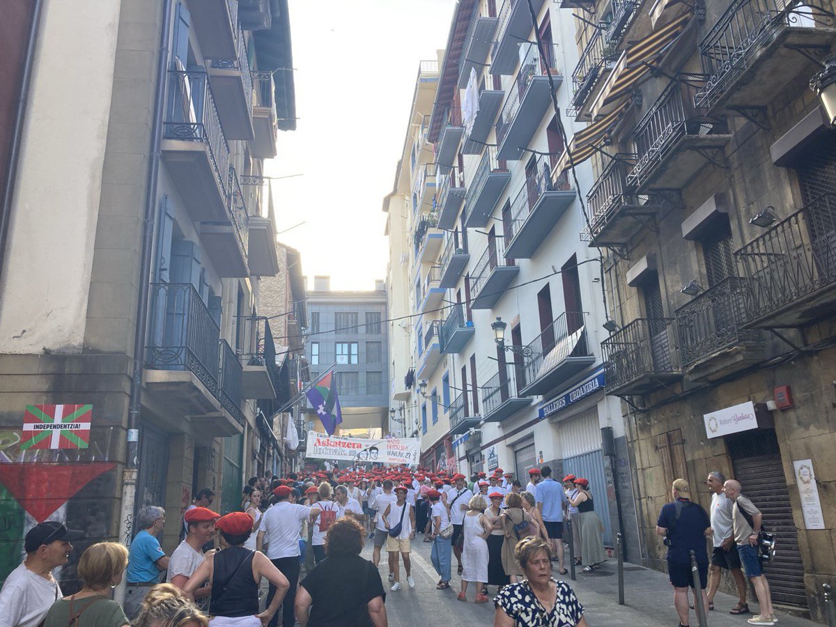 SortuIrun's tweet photo. San Martzial jaietan ere, Euskal Herria #AskatzeraLotuak ✊ https://t.co/M1EM1jT3L6