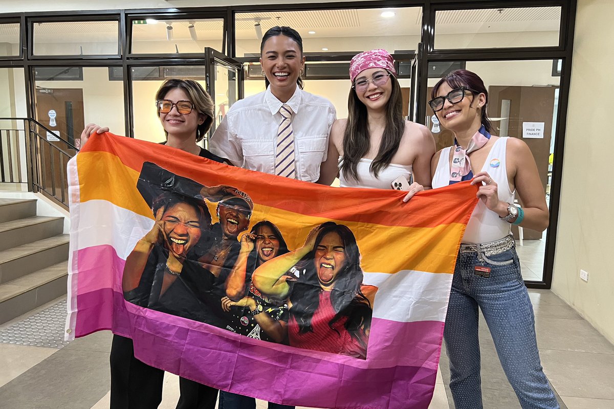womansbathtube's tweet photo. #OpenEndings cast all smiles holding the lesbian flag can be so personal https://t.co/ejOLWQ4Icb