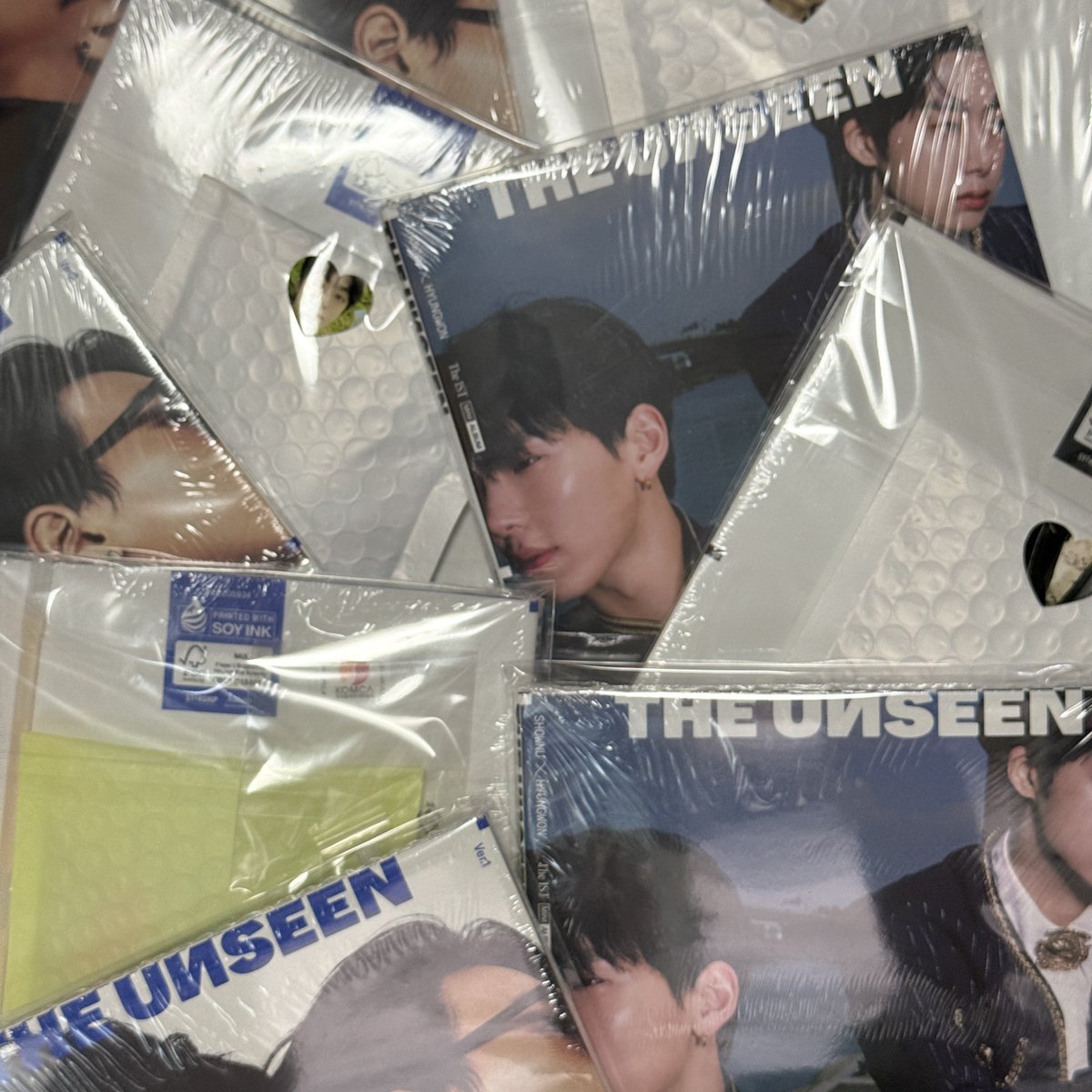 2025 MONSTA X CONNECT X

💿 셔누 x 형원 유닛 미개봉 앨범 무인 나눔 💿

날짜 :
7/18(금) ~ 7/20(일)

장소 :
첫 , 중 , 막 당일마다 사진과 시간 알려드릴게요 !

수량 :
총 30장 (하루에 10장씩)

앨범만 나눔하면 심심할까봐 소량의 선물도 랜덤으로 같이 넣어서 포장했습니다 ! 받고 소소한
