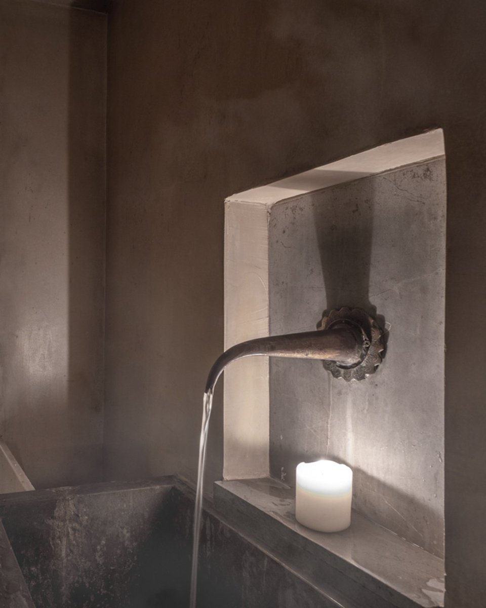 El agua se envuelve, el estrés se disuelve.

En el ritmo acelerado de la vida, pausar es un arte.

 En cada inmersión, nos reencontramos con nuestra esencia, dejamos atrás las preocupaciones de la rutina, volvemos a nosotros mismos.

#PausaConsciente #Mindfulness #Meditación