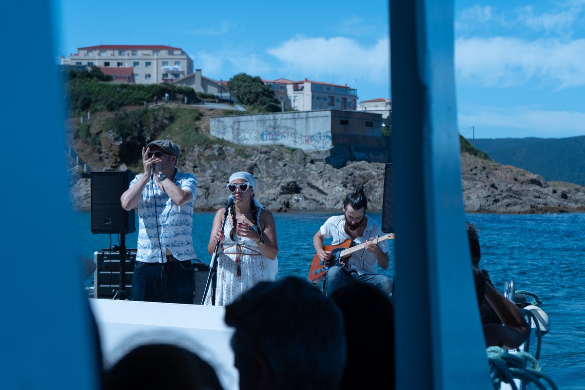 fisterraexp's tweet photo. ⛴️ Concertazo de Sabela &amp; The Heartbreakers a bordo de Cruceros Fisterra.

🌊 A súa música e a fermosa paisaxe atlántica foron a combinación perfecta 💙 https://t.co/hJ7EVC8pl7
