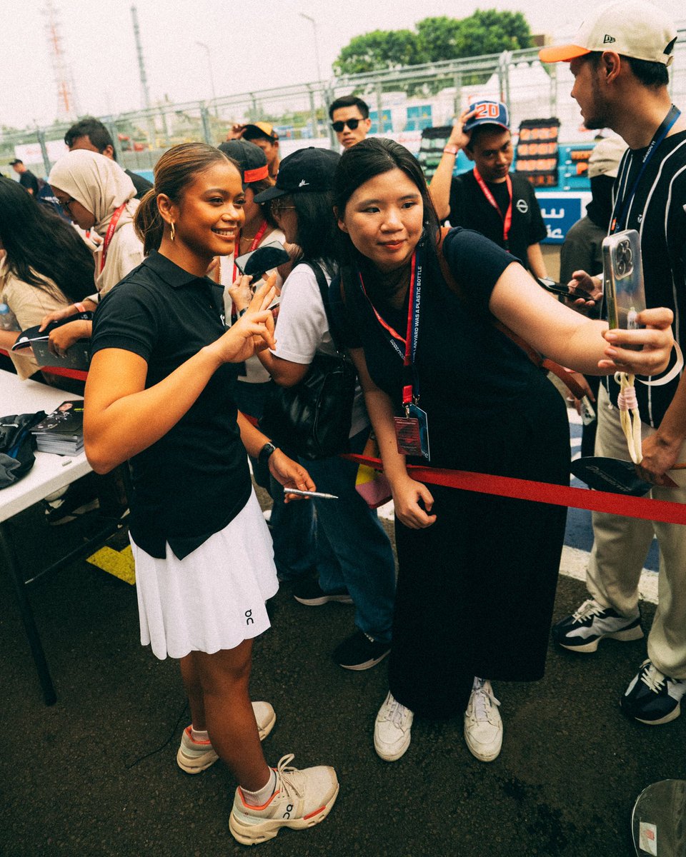 Spending the weekend getting up to speed on FE? Sure but first, let me take a selfie. 📸

#JakartaEPrix #FormulaE