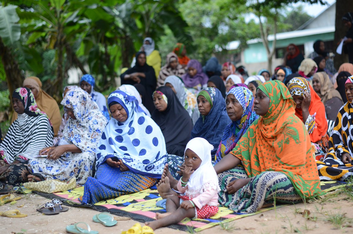TAMWA_Zanzibar's tweet image. Wananchi wa Shehia ya Mfenesini, Mbuzini na Mwakaje wakishiriki mkutano wa jamii ulioandaliwa na TAMWA ZNZ kwa kushirikiana na JUWAUZA kwa ajili ya kuhamasisha jamii kuunga mkono ushiriki wa wanawake katika uongozi.
👥 Tukiwa pamoja, tunaweza kuijenga jamii yenye usawa na haki…
