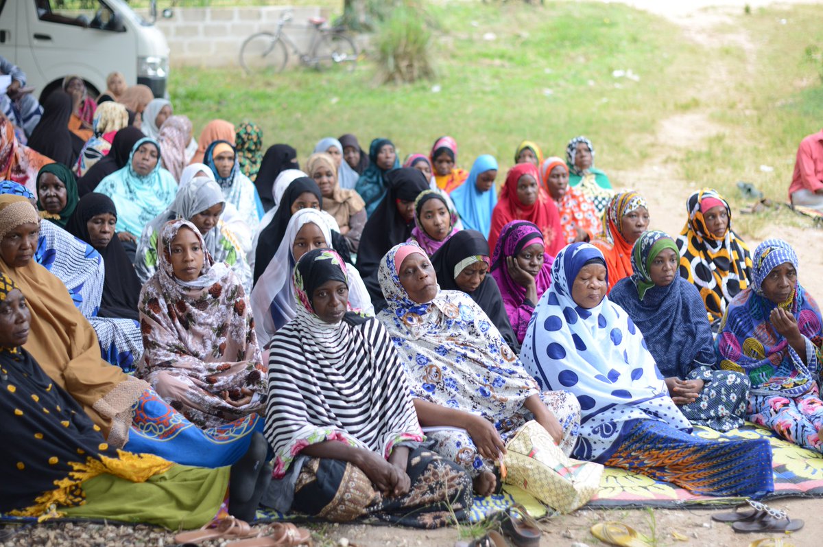 TAMWA_Zanzibar's tweet image. Wananchi wa Shehia ya Mfenesini, Mbuzini na Mwakaje wakishiriki mkutano wa jamii ulioandaliwa na TAMWA ZNZ kwa kushirikiana na JUWAUZA kwa ajili ya kuhamasisha jamii kuunga mkono ushiriki wa wanawake katika uongozi.
👥 Tukiwa pamoja, tunaweza kuijenga jamii yenye usawa na haki…