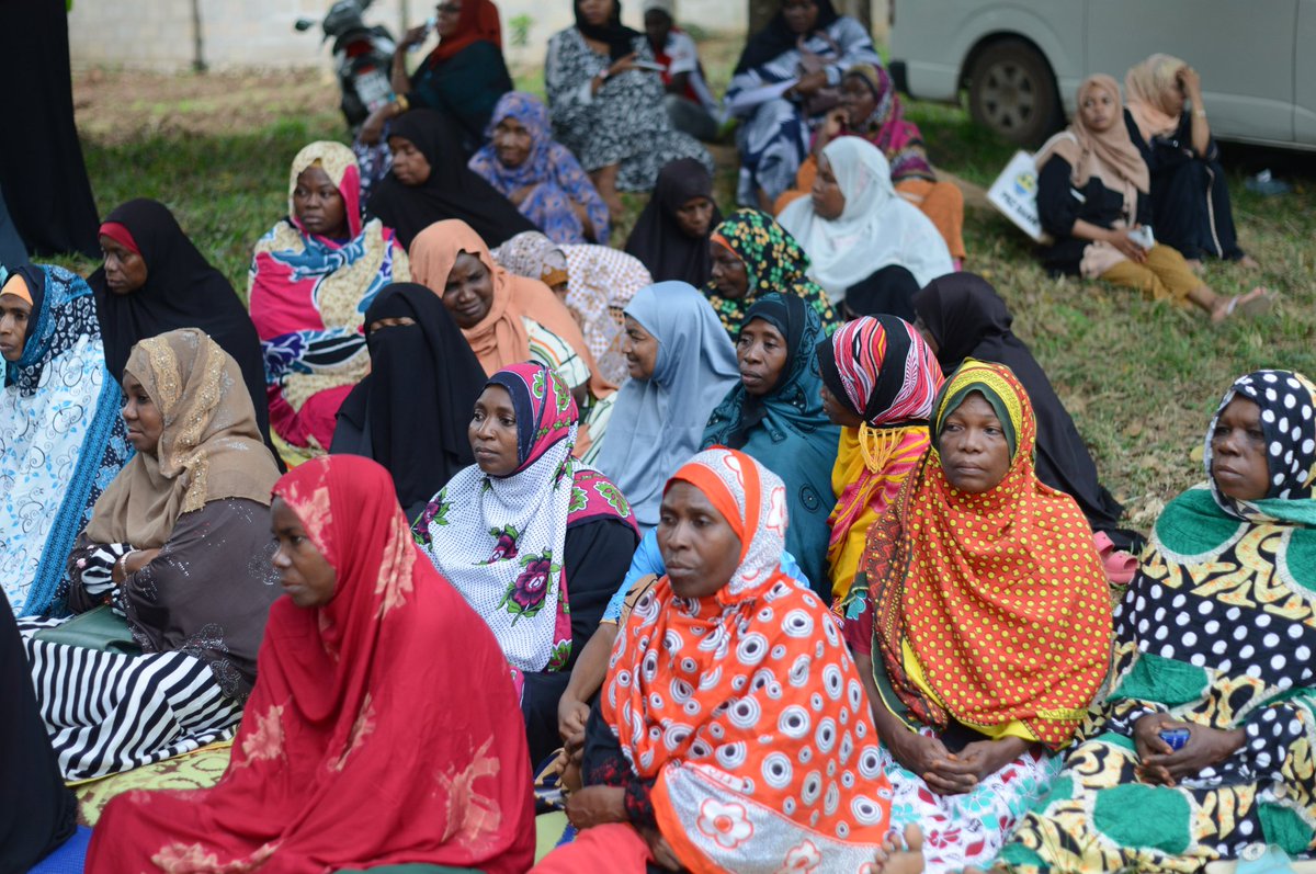 TAMWA_Zanzibar's tweet image. Wananchi wa Shehia ya Mfenesini, Mbuzini na Mwakaje wakishiriki mkutano wa jamii ulioandaliwa na TAMWA ZNZ kwa kushirikiana na JUWAUZA kwa ajili ya kuhamasisha jamii kuunga mkono ushiriki wa wanawake katika uongozi.
👥 Tukiwa pamoja, tunaweza kuijenga jamii yenye usawa na haki…