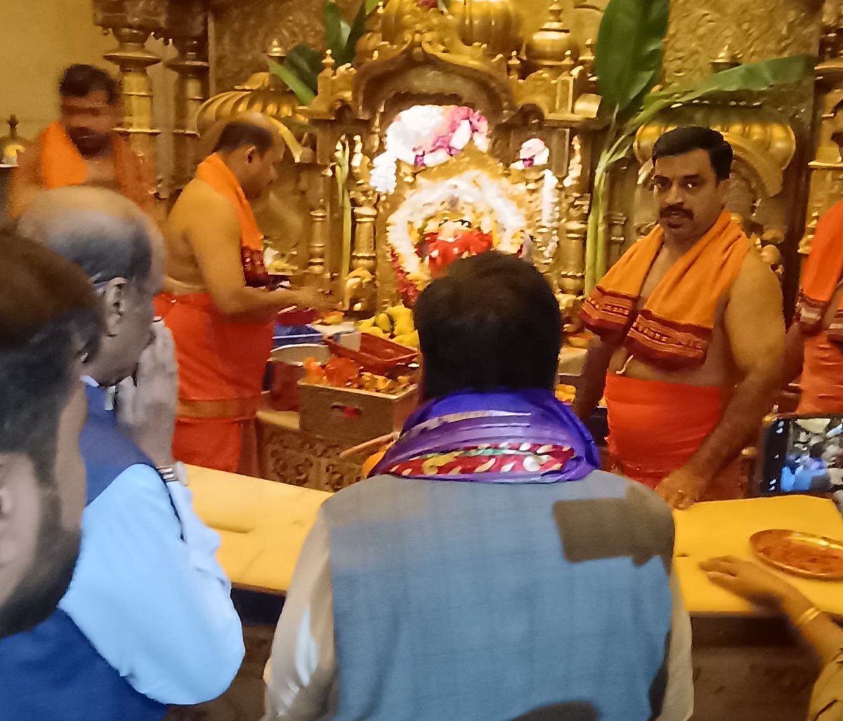 MPLodha's tweet photo. श्री सिद्धिविनायकाय नमो नमः

श्री सिद्धिविनायकाच्या चरणी नतमस्तक होऊन दर्शन घेतले. यावेळी सोबत श्री सिद्धिविनायक ट्रस्टचे अध्यक्ष श्री सदा सरवणकर उपस्थित होते.

#SiddhivinayakDarshan #GanpatiBappaMorya #Maharashtra #Mumbai https://t.co/VMmjVW58d7