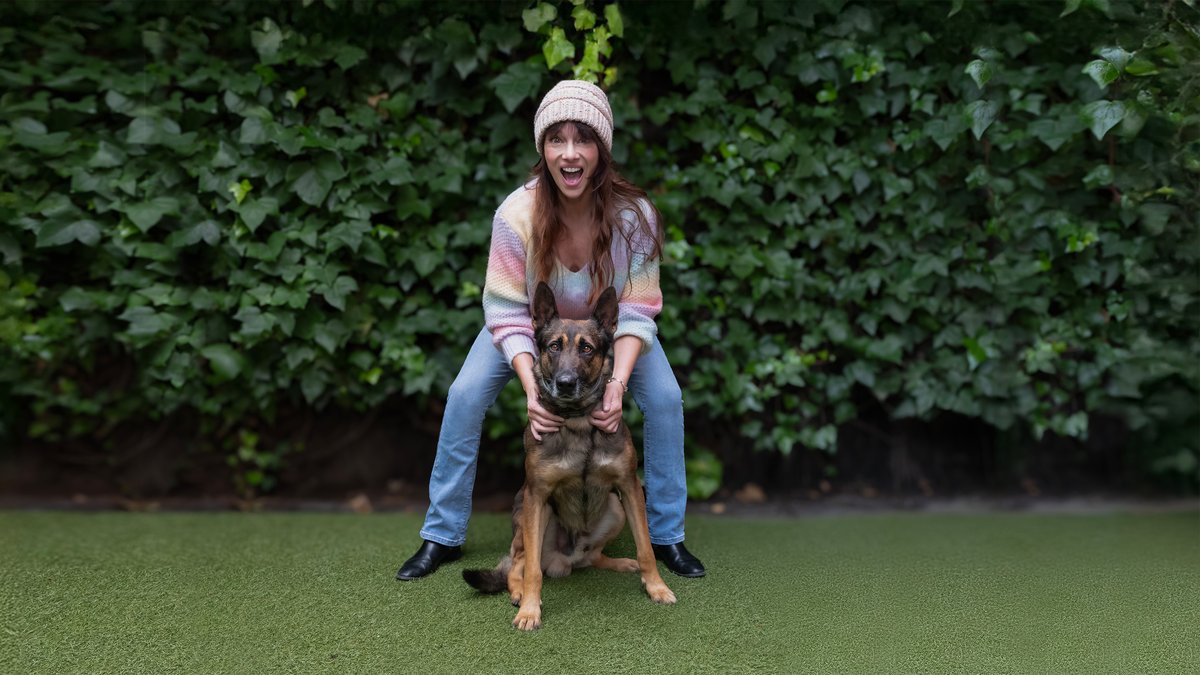 #BienvenidoJulio, mes en que muchos comienzan sus vacaciones 🏖️⛰️Si es tu caso, disfruta y pasa tiempo con tus seres queridos 😍, incluyendo a los más peludos 🐕🐈🐇

Este mes en el calendario #adoptaunjubilado de <a href="/heroesde4patas/">Héroes de 4 Patas</a>  posa la actriz <a href="/bearicoactriz/">Beatriz Rico</a>  junto a Ron 👏👏