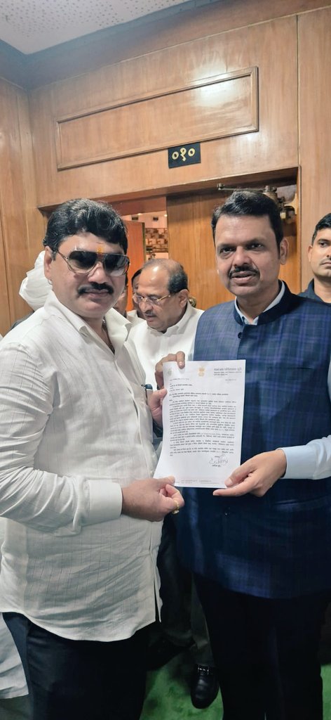 dhananjay_munde's tweet photo. 📍विधानभवन, मुंबई 

राज्याचे मुख्यमंत्री आदरणीय श्री देवेंद्र फडणवीस साहेब तसेच उपमुख्यमंत्री तथा बीड जिल्ह्याचे पालकमंत्री आदरणीय अजितदादा पवार यांची भेट घेऊन बीड शहरातील उमाकिरण शैक्षणिक संकुलात घडलेल्या दुर्दैवी घटनेबाबत माहिती दिली. तसेच या प्रकरणात सर्व पालक संशय व्यक्त करत आहेत त्याप्रमाणे आणखी काही मुलींवर देखील असे अत्याचार झाले असून, ही सर्व प्रकरणे समोर येणे गरजेचे आहे; त्याचबरोबर आरोपी, त्यांना मदत करून पाठीशी घालणारे याची सखोल चौकशी केली जावी व दोषींना कठोर शिक्षा दिली जावी, यासाठी बीड जिल्ह्याबाहेर सेवेत असलेल्या अनुभवी महिला आयपीएस अधिकाऱ्यांच्या अध्यक्षतेखाली विशेष तपास पथक (SIT) नेमून या संपूर्ण प्रकरणाचा तपास केला जावा अशी आग्रही मागणी केली. 

मुख्यमंत्री महोदयांनी याबाबत सकारात्मक निर्णय घेणार असल्याचे स्पष्ट केले असून, बीड प्रकरणातील संपूर्ण सत्य नक्कीच बाहेर येईल, असा विश्वास आहे. 

बीड सह राज्यात सर्वच ठिकाणी खाजगी कोचिंग क्लासेस चालकांना फी मर्यादा, वसुलीची पद्धत, विद्यार्थ्यांची सुरक्षा याबाबत नैतिक व कायदेशीर संहिता असावी, यादृष्टीने एक व्यापक नियमावली शासनाने निर्गमित करावी, अशीही मागणी यावेळी केली असून याबाबतही सरकार सकारात्मक निर्णय घेईल, असे आश्वासन मुख्यमंत्री महोदयांनी दिले आहे.

@Dev_Fadnavis @AjitPawarSpeaks

#MonsoonSession 
#Mumbai 
#Beed 
#Umakiran