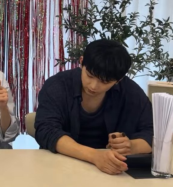 Someone save seoho's doll