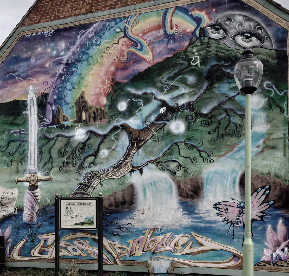 The Buckingham is a stunning IP65/IK08 rated #LEDPostTop with a stylish &amp; elegant feel. #UKMade featuring a beautiful aluminium louvre stack &amp; coated upper canopy for controlled light distribution. View more here: bit.ly/3BEIsCx or call 0800 999 5201. #GemmaLighting