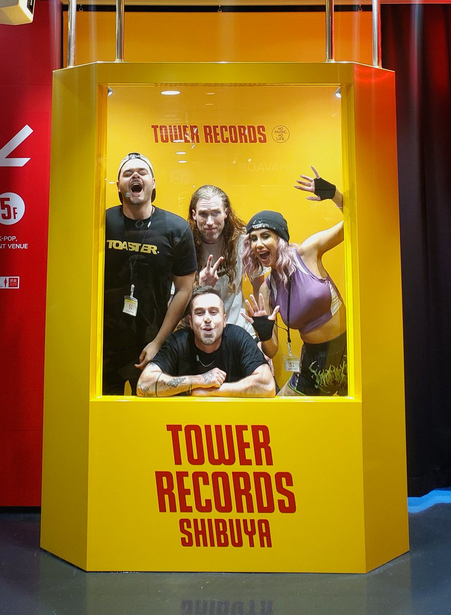 TOWER_Shibuya's tweet image. 【#SetItOff / #RedHook】

新作リリース＆来日記念イベント
&amp;lt;&amp;lt;サイン会+撮影会&amp;gt;&amp;gt;
大盛況で幕を閉じました👏
ご来店いただいた皆様、
誠にありがとうございます！

ディスプレイにサイン、
そしてコメントカードもいただきました！

いよいよ明日から
DEAD POP FESTiVAL Presents “DEAD CiTY 2025