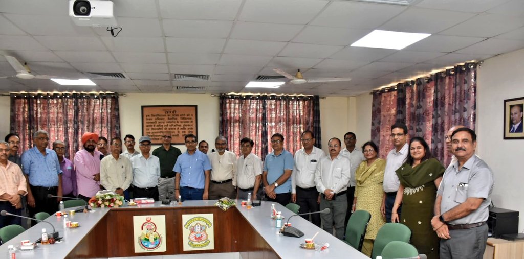 Director_ISc's tweet image. विश्वविद्यालय स्तर के कई उच्च पदों को सुशोभित करने वाले सांख्यिकी विभाग के वरिष्ठ आचार्य, एवं विज्ञान संकाय के संकाय प्रमुख, प्रो0 सत्यान्शु कुमार उपाध्याय जी आज सेवानिवृत्त हो रहे हैं, जिसके उपलक्ष्य में एक सम्मान समारोह निदेशक कार्यालय के समिति कक्ष में आयोजित किया गया।