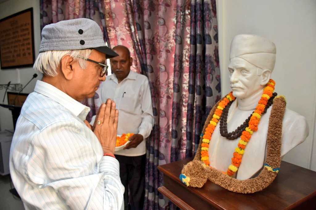 Director_ISc's tweet image. विश्वविद्यालय स्तर के कई उच्च पदों को सुशोभित करने वाले सांख्यिकी विभाग के वरिष्ठ आचार्य, एवं विज्ञान संकाय के संकाय प्रमुख, प्रो0 सत्यान्शु कुमार उपाध्याय जी आज सेवानिवृत्त हो रहे हैं, जिसके उपलक्ष्य में एक सम्मान समारोह निदेशक कार्यालय के समिति कक्ष में आयोजित किया गया।