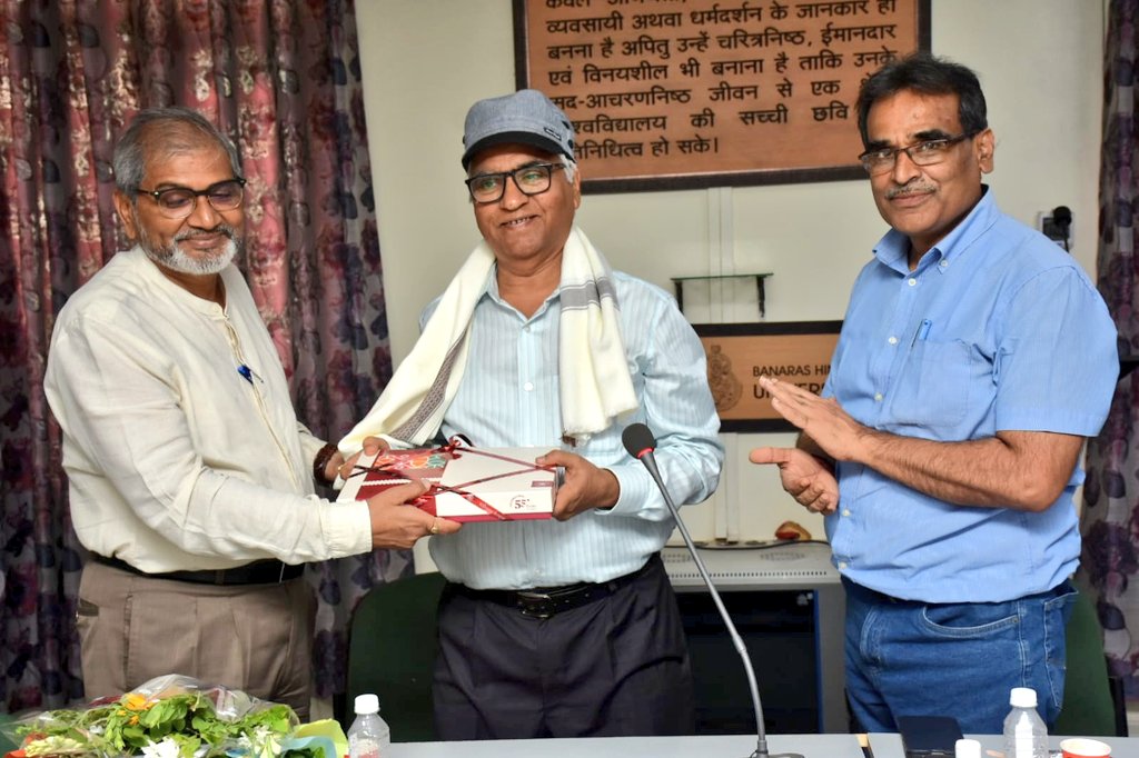 Director_ISc's tweet image. विश्वविद्यालय स्तर के कई उच्च पदों को सुशोभित करने वाले सांख्यिकी विभाग के वरिष्ठ आचार्य, एवं विज्ञान संकाय के संकाय प्रमुख, प्रो0 सत्यान्शु कुमार उपाध्याय जी आज सेवानिवृत्त हो रहे हैं, जिसके उपलक्ष्य में एक सम्मान समारोह निदेशक कार्यालय के समिति कक्ष में आयोजित किया गया।