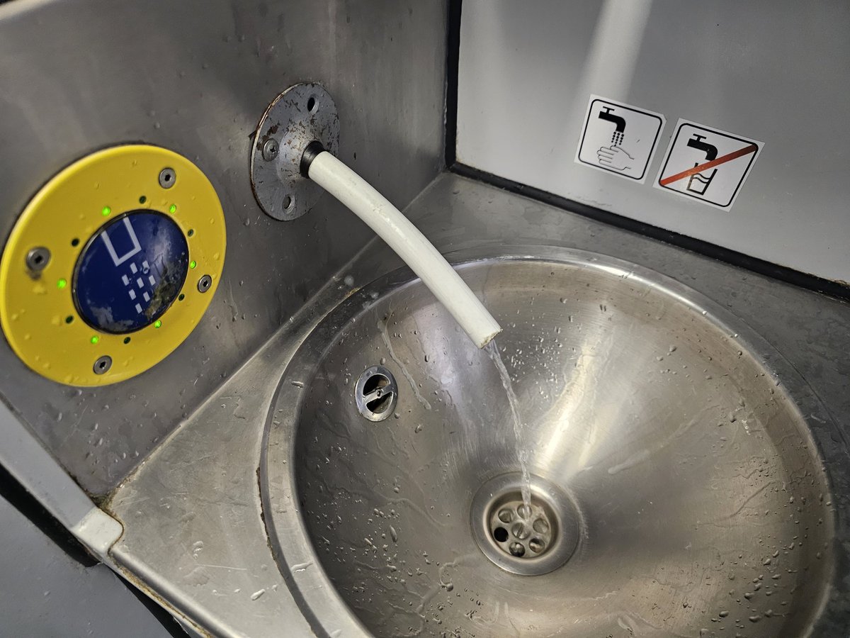 Zastanawiam się, czy temu pociągu bardziej potrzebny hydraulik, czy urolog...
<a href="/PKPIntercityPDP/">PKP Intercity</a>