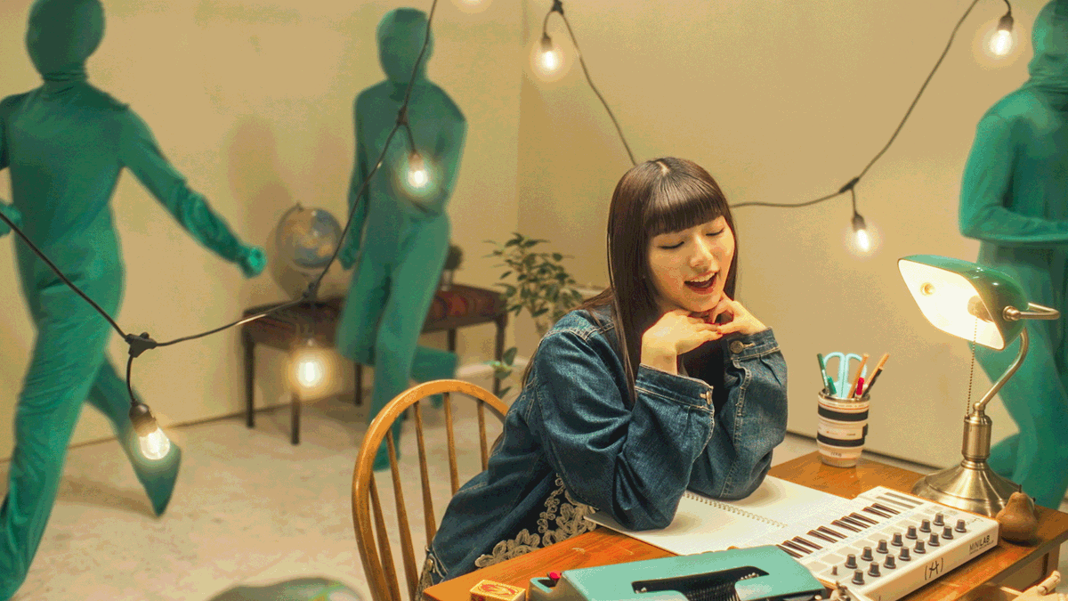 長瀬有花 - ノートには鍵

ニューアルバム"Mofu Mohu"より、新曲「ノートには鍵」のミュージックビデオが公開！
作詞作曲・長瀬有花による、ゆったりとしたドリーム・ポップをお楽しみください。
"あの頃のMV" な雰囲気が素敵な映像を監督していただいたのは加藤マニさんです。