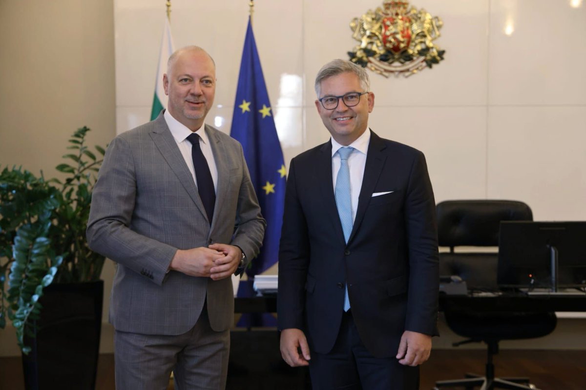 R_JeliazkovPM's tweet image. Bulgaria remains fully committed to protecting the EU’s external borders. We are a key contributor to #Schengen security. Grateful to @magnusbrunner and @EU_Commission for the continued support — over €300M in 3 years.
