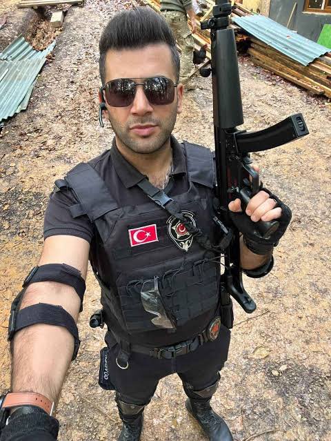 Özel güvenlik görevlileri sadece dedektör ile arama yapabilir, elle üst araması yapan özel güvenlik görevlisi şikayetçi olunması durumunda 3 aydan 1 yıla kadar hapis cezasıyla cezalandırabilir.