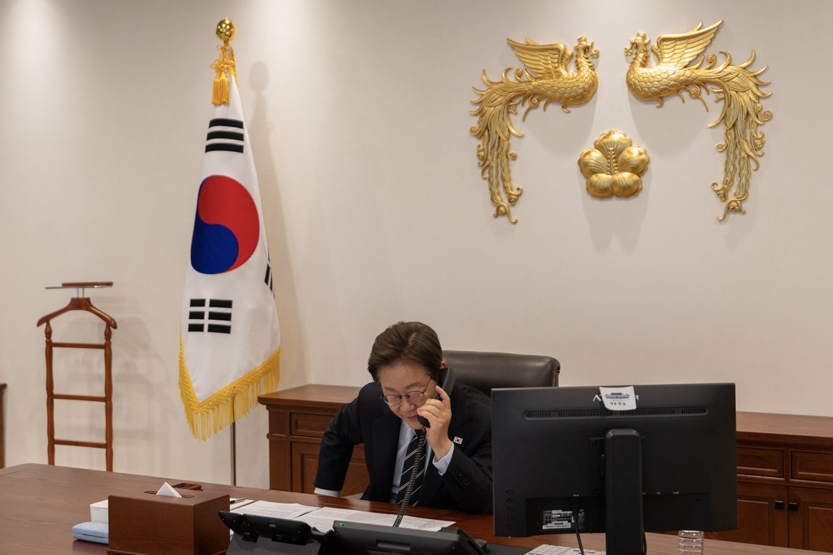 Jaemyung_Lee's tweet photo. 싱가포르의 로렌스 웡 총리와 첫 전화 통화를 나눴습니다.

양국 수교 50주년을 기념해 올해 안에 양국 간 ‘전략적 동반자 관계’를 구축하기로 합의했으며, AI와 디지털 혁신 등 미래지향적인 분야에서 양국의 전략적 협력을 더욱 강화하기 위해 긴밀히 협력하기로 했습니다.

올해 경주에서 열리는 APEC 정상회의에서 웡 총리와 만나 양국 간 협력 관계를 한층 더 발전시킬 수 있는 방안에 대해 심도 있는 논의를 나누기를 기대합니다.

I had the first phone call with Prime Minister Lawrence Wong of Singapore. 

Commemorating the 50th anniversary of our diplomatic ties, Prime Minister Wong and I agreed to establish a ‘Strategic Partnership’ between our two countries within this year, and to work closely to further strengthen bilateral strategic cooperation in future-oriented sectors, such as AI and digital innovation.

I look forward to welcoming Prime Minister Wong at this year’s APEC Summit to be held in Gyeongju, and having an in-depth discussion on ways to further advance our partnership.