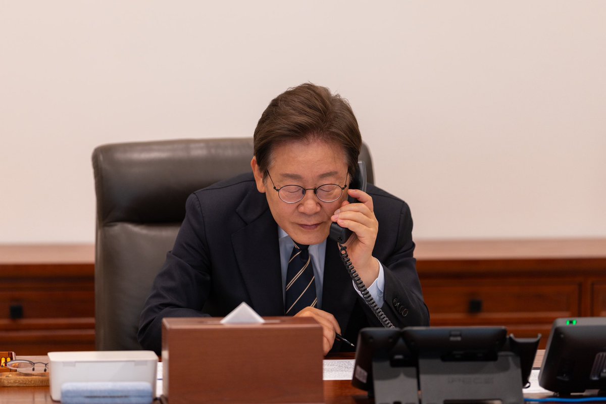 싱가포르의 로렌스 웡 총리와 첫 전화 통화를 나눴습니다.

양국 수교 50주년을 기념해 올해 안에 양국 간 ‘전략적 동반자 관계’를 구축하기로 합의했으며, AI와 디지털 혁신 등 미래지향적인 분야에서 양국의 전략적 협력을 더욱 강화하기 위해 긴밀히 협력하기로 했습니다.

올해 경주에서 열리는