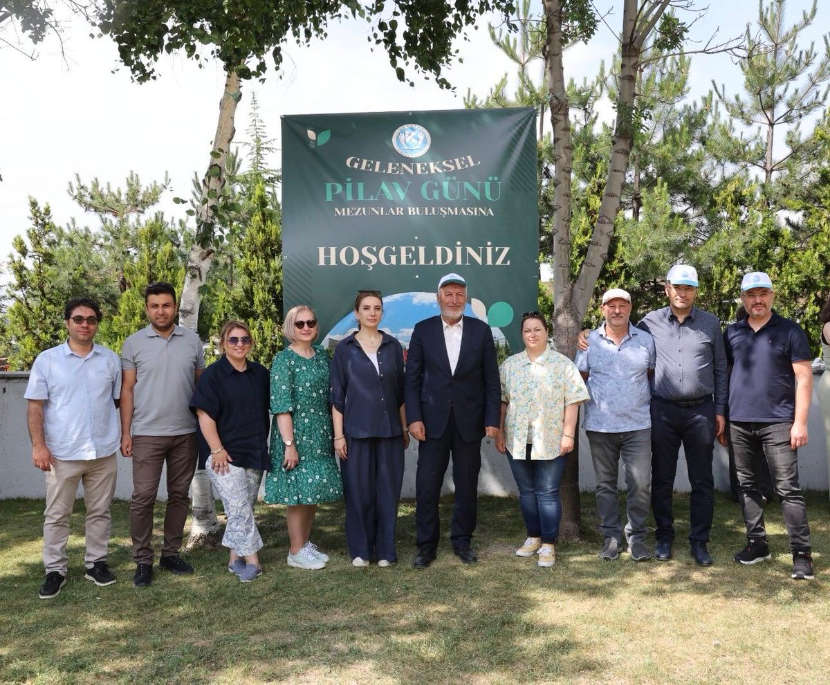 Üniversitemiz 2. Geleneksel Mezunlar Buluşması ve Geleneksel Pilav Günü etkinliği çok sayıda mezun ve üniversitemiz mensubunun katılımları ile gerçekleştirildi.