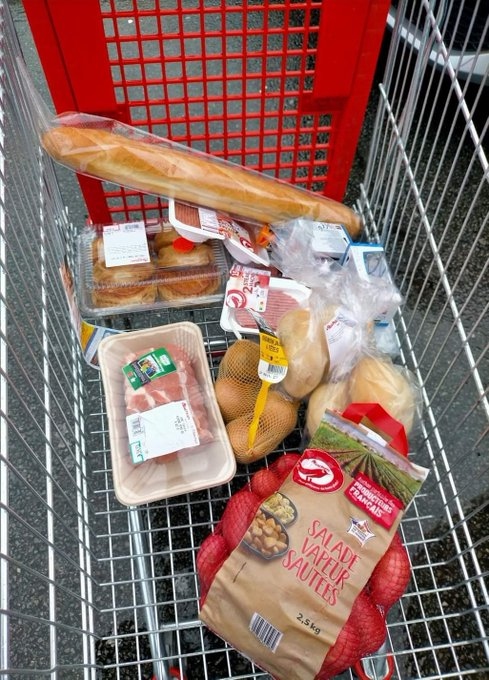 ccastanette's tweet photo. Je sors de chez #Carrefour et j’ai eu cette photo de courses pour 5€. Merci @bayrou de protéger notre pouvoir d’achat. https://t.co/uoPVAchJQE