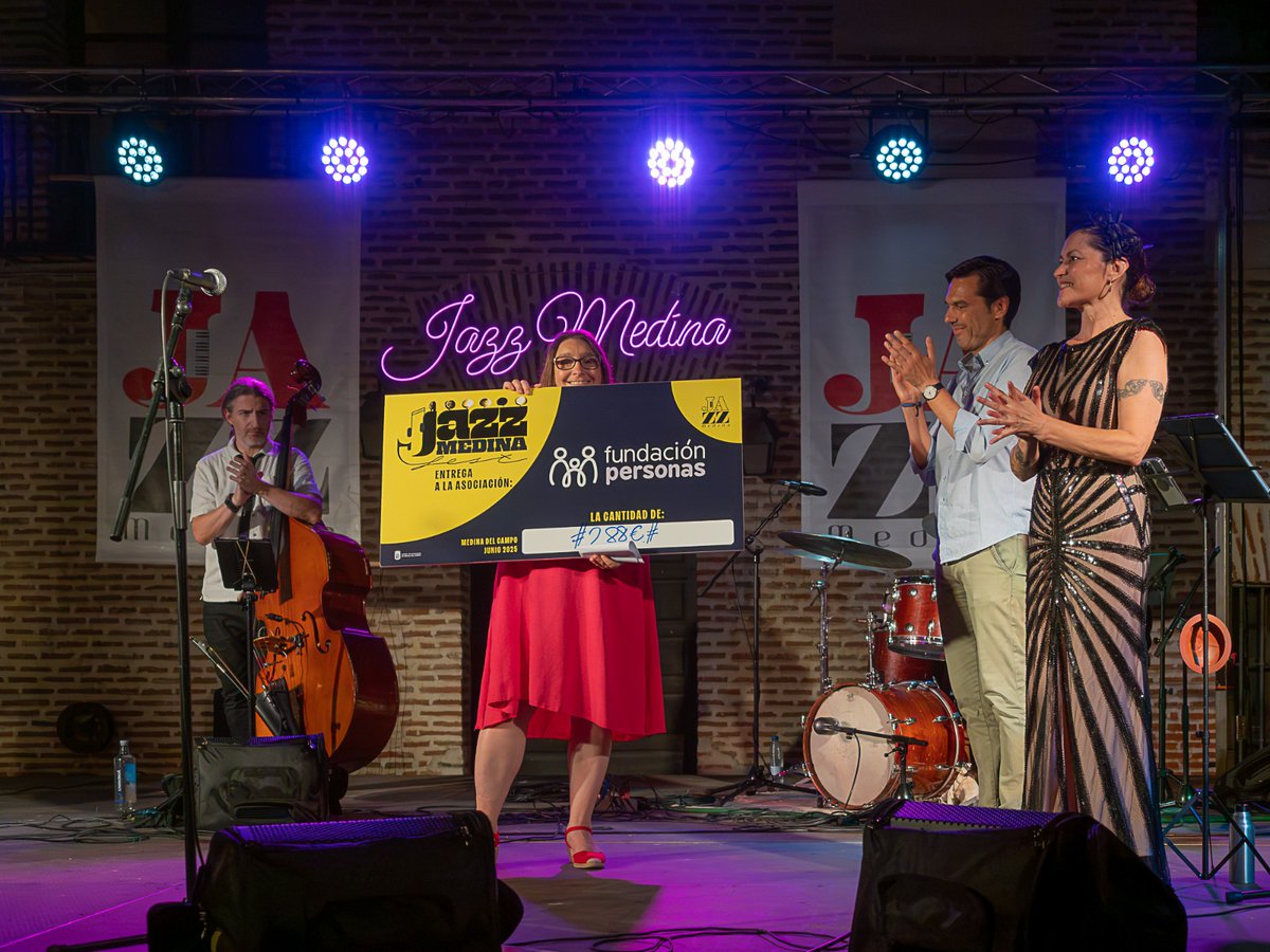 El 28 de junio, el <a href="/AyuntamientoMDC/">Ayto. MedinadelCampo</a> donó la recaudación del concierto de Jazz Medina a <a href="/FPersonas/">Fundación Personas</a>. Verónica, residente de nuestras viviendas, recogió el donativo. ¡Gracias por el apoyo y la generosidad de todos! 🎷💙 
#Solidaridad #JazzMedina