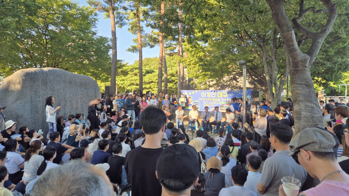 <박주민의원 특강&amp; 수성못 토크버스킹>
일요일 오후 4시 특강임에도, 대구시당의 스페어 의자까지 다 사용해도 앉을자리가 없었습니다.
수성못에서는 김용민의원,김상욱의원 합세했고, 박찬대 前원내대표까지 합세해서 인산인해를 이루었습니다.
대구에도 볕들 날이 있겠지요..