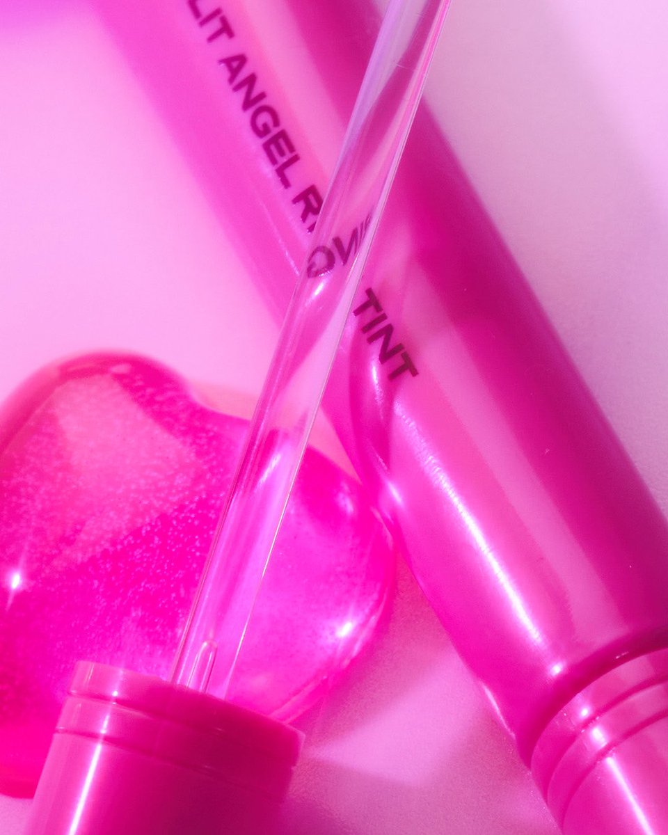 #RT이벤트

단 한 번 터치로 고발색 완성 ..? ✨

촉촉한 글로시 텍스처에 AI 볼륨감까지 풀장착 💋
입술에 올리자마자… 천상계 광 찐이다...😇 

그래서 이름이 뭐게?
힌트:  👼 🪽

당발 7/4 (3인) 컬러 택1