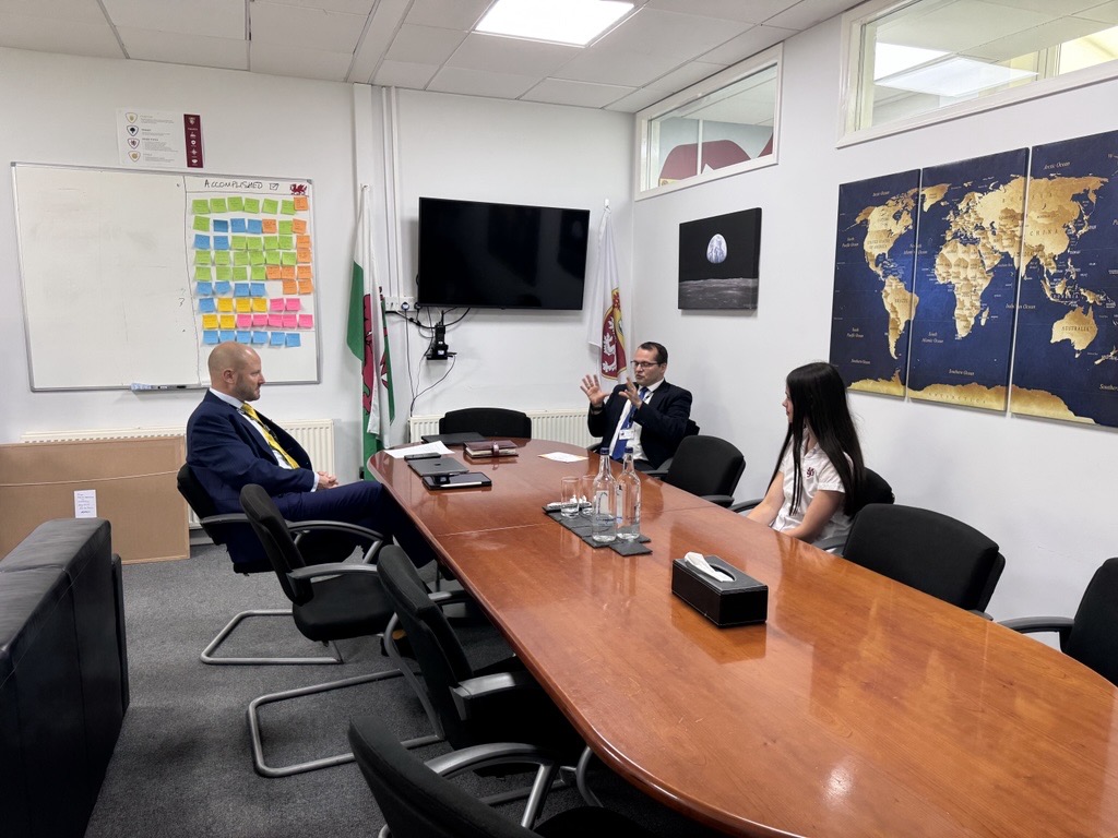 Well done to our students who took part in the UKMT Junior Mathematical Challenge!

Special congratulations go to Cassie, who advanced to the Kangaroo round (top 11,000 in the UK) &amp; earned a gold certificate, putting her into the top 2,000 young mathematicians in the country📏📐